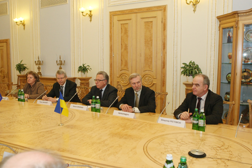 �������